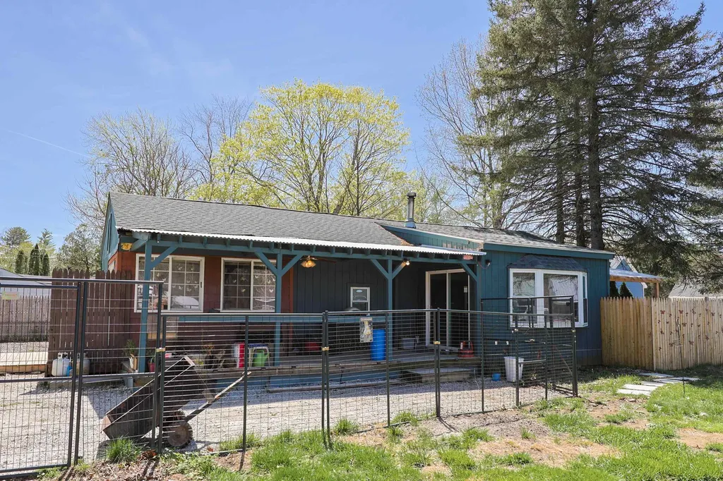 26 Evelyn Avenue Raymond NH 03077