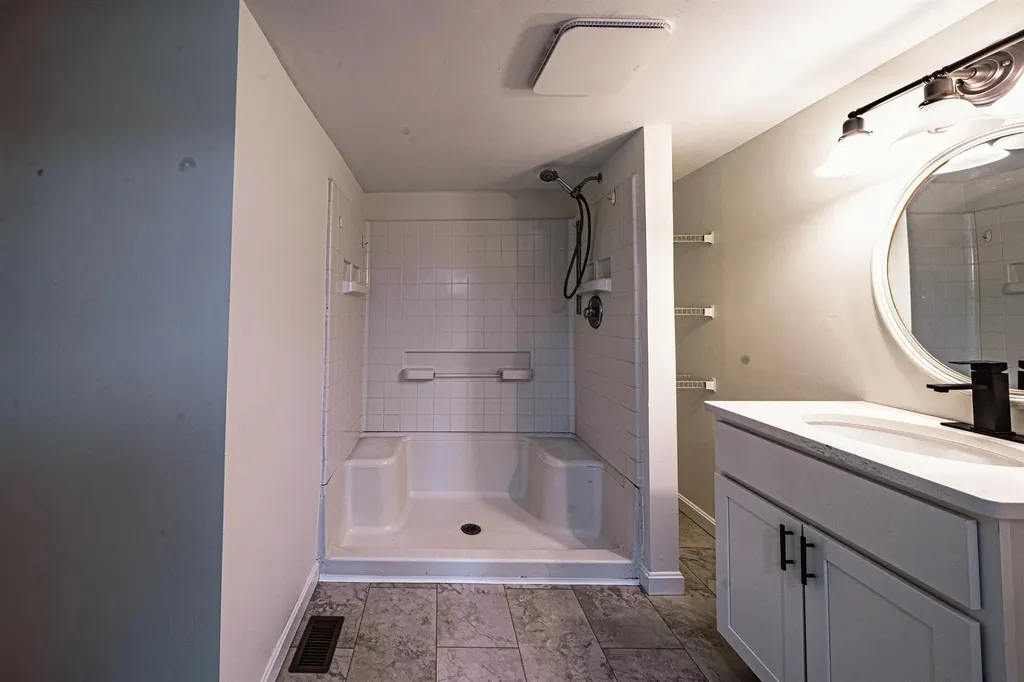 37 Lisa Avenue Raymond NH 03077