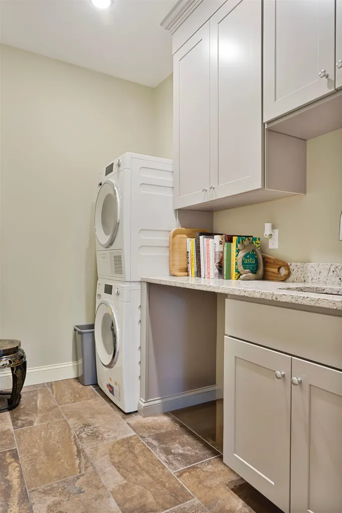 12 Kirkwall Drive Stratham NH 03885