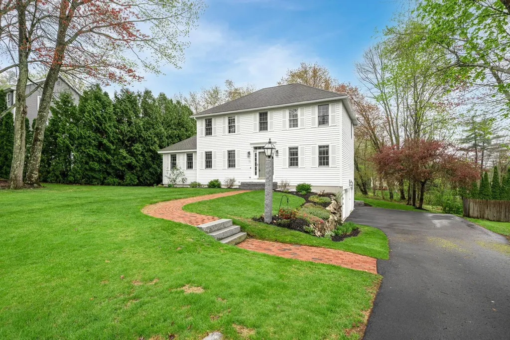 15 Springwood Drive Hooksett NH 03106