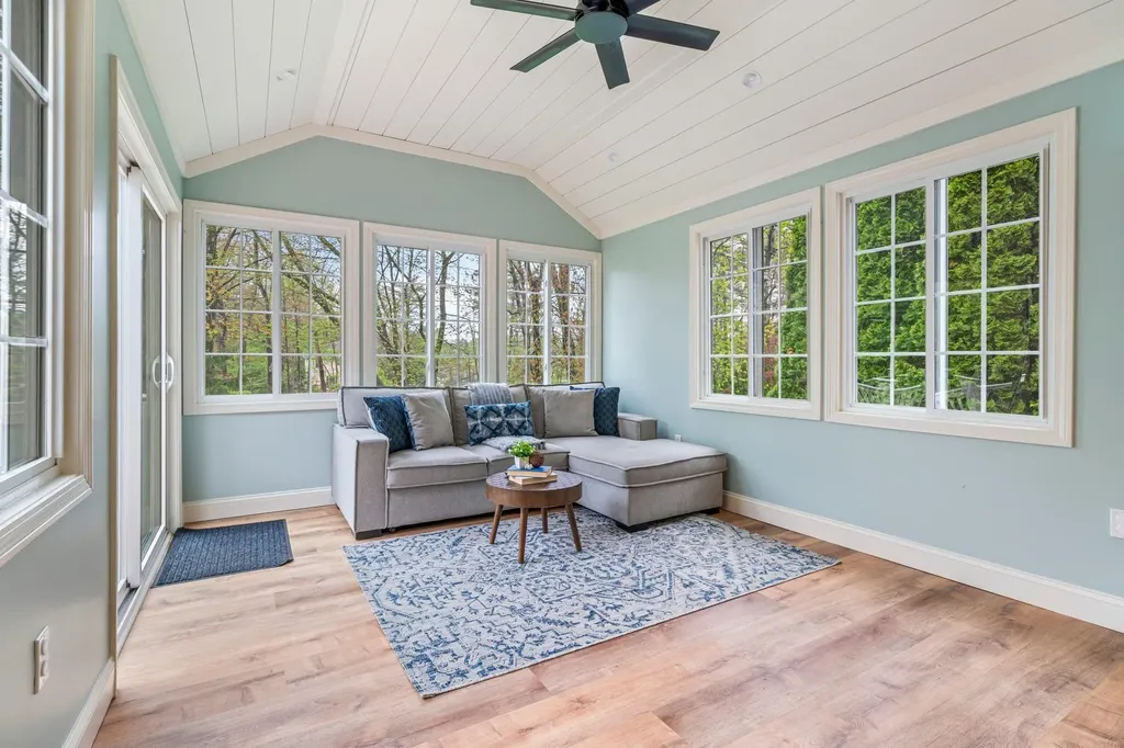 15 Springwood Drive Hooksett NH 03106