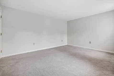 15 Springwood Drive Hooksett NH 03106