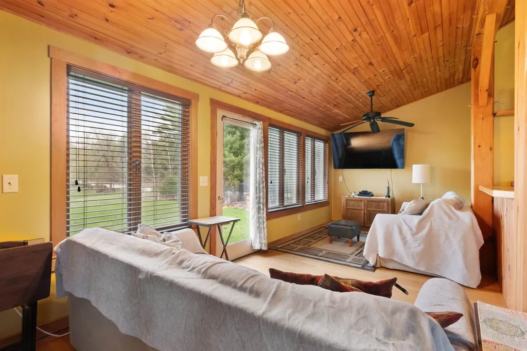 5 Couchtown Road Warner NH 03278