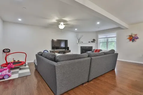 238 Woodview Way Manchester NH 03102