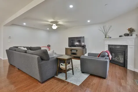 238 Woodview Way Manchester NH 03102
