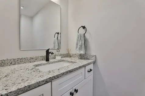 238 Woodview Way Manchester NH 03102