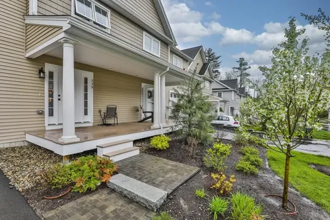238 Woodview Way Manchester NH 03102