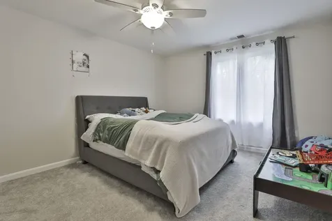 238 Woodview Way Manchester NH 03102