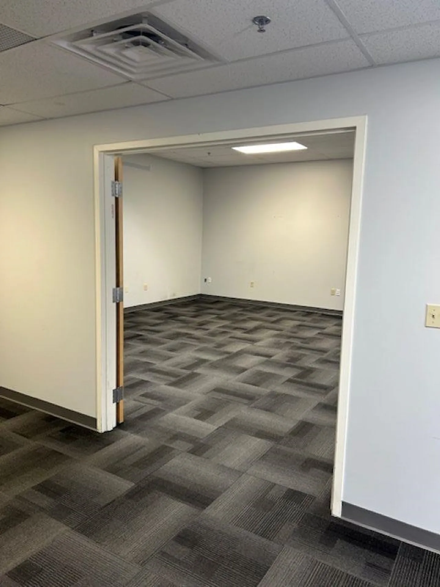 7 Perimeter Road Manchester NH 03103