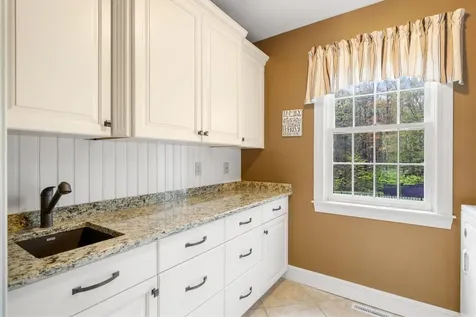 12 Mcintosh Lane Bedford NH 03110