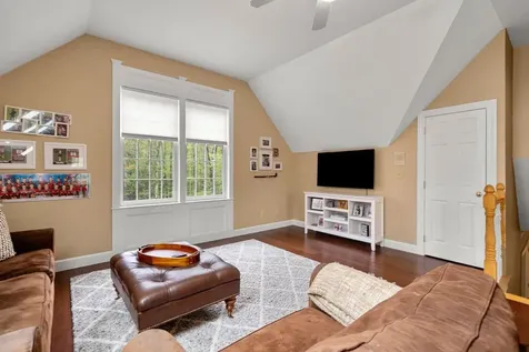 12 Mcintosh Lane Bedford NH 03110