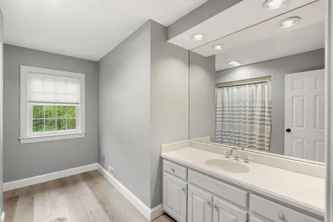 12 Mcintosh Lane Bedford NH 03110