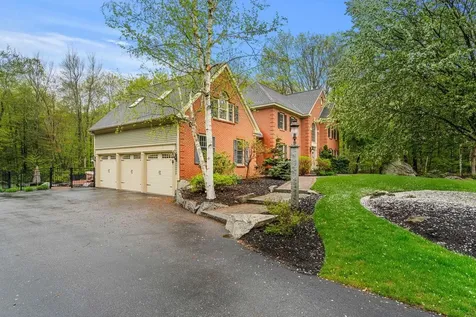 12 Mcintosh Lane Bedford NH 03110