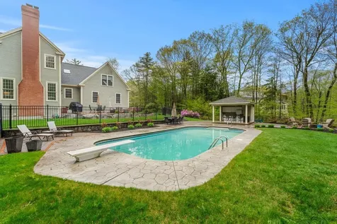12 Mcintosh Lane Bedford NH 03110