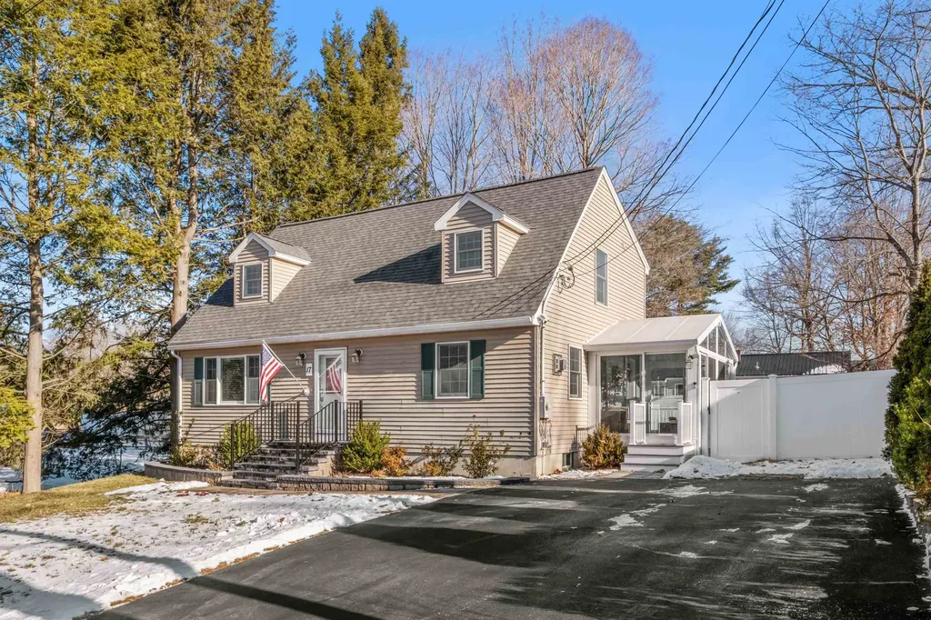 17 Concord Avenue Derry NH 03038