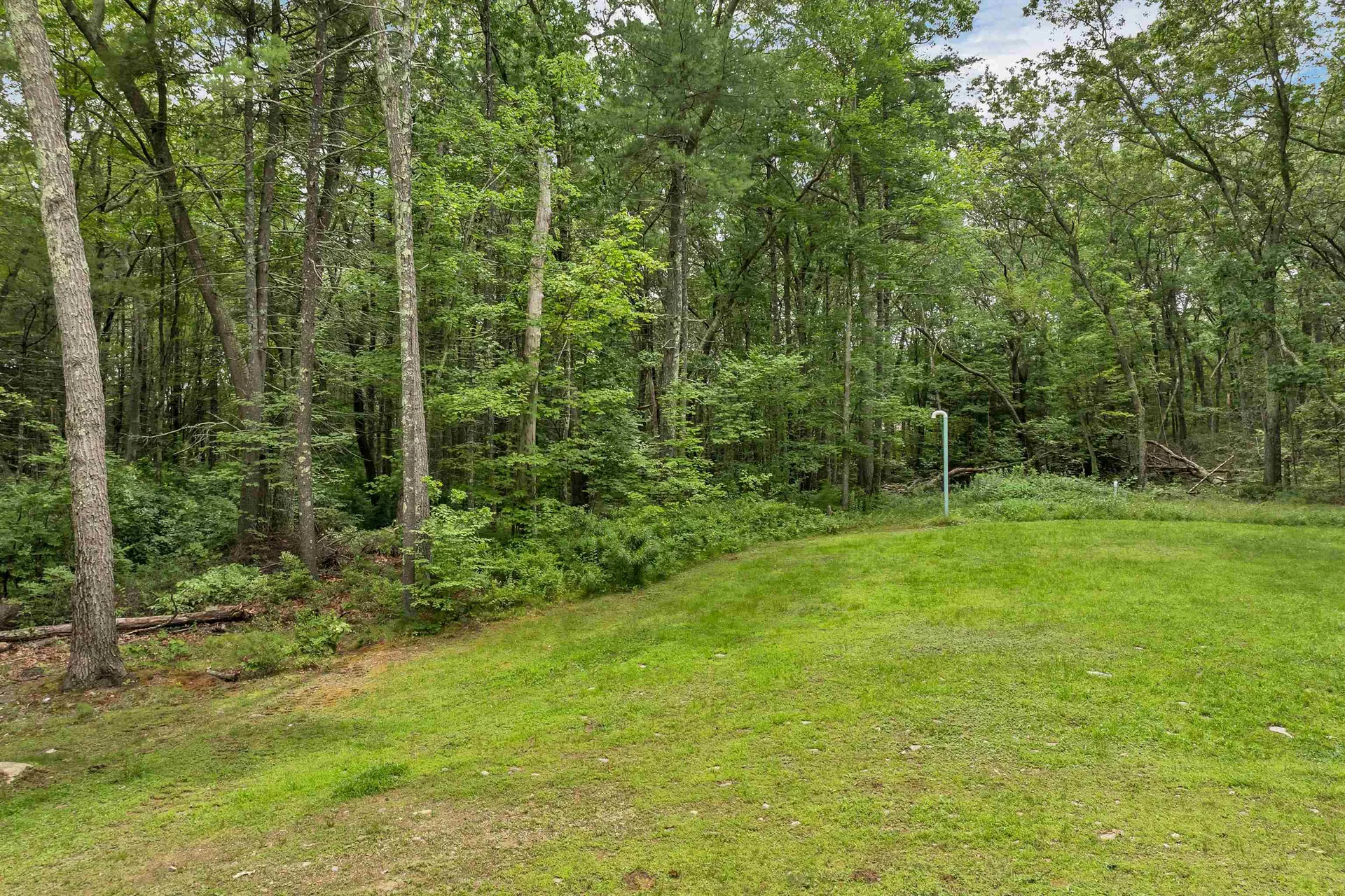 19 Whitneys Grove Road Derry NH 03038