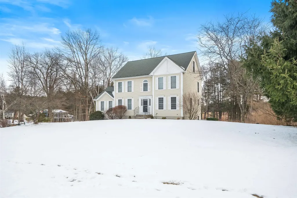 18 Redwood Road Salem NH 03079