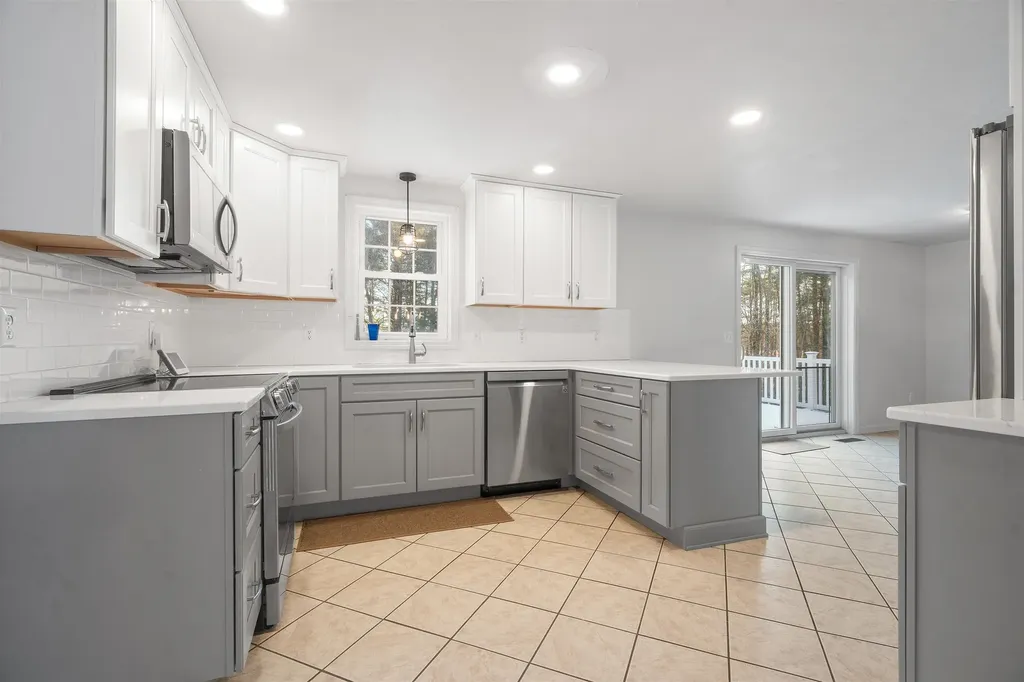 18 Redwood Road Salem NH 03079