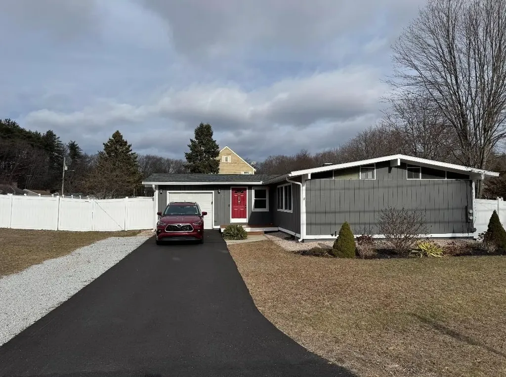 7 Acacia Street Nashua NH 03062