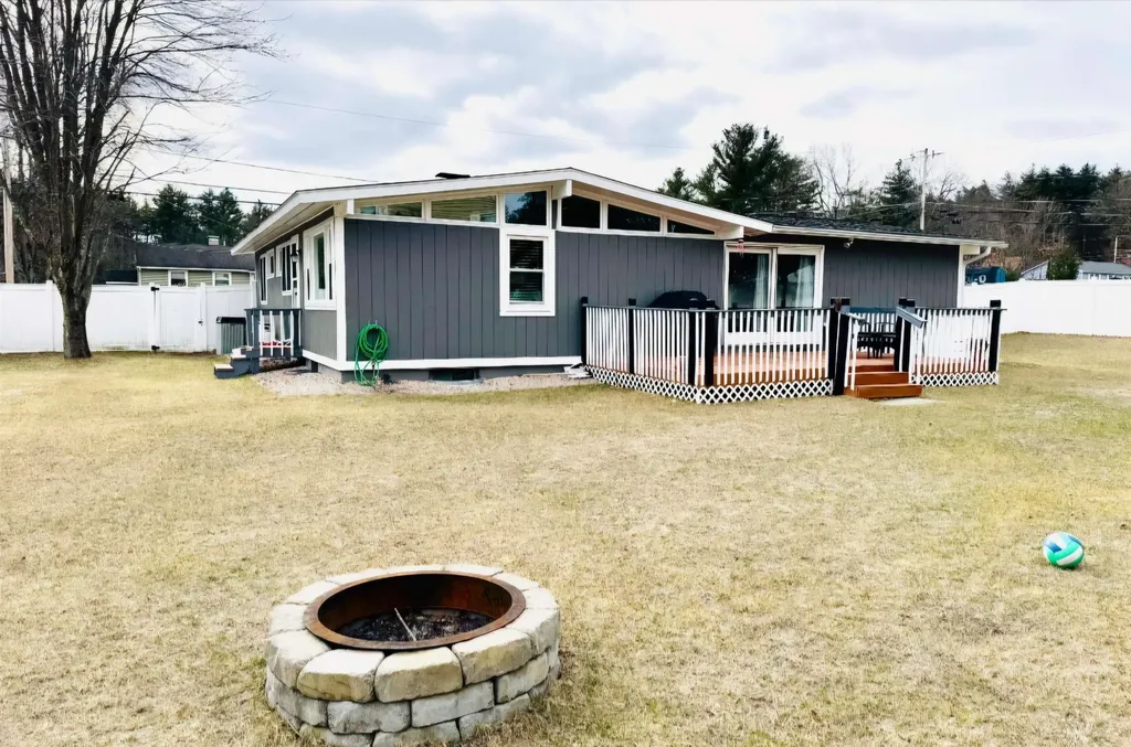 7 Acacia Street Nashua NH 03062