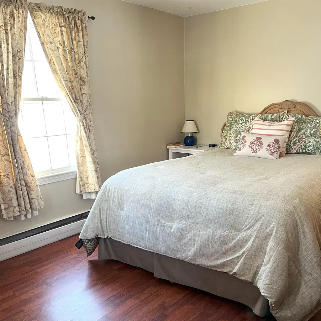 22 Hobbs Road North Hampton NH 03862