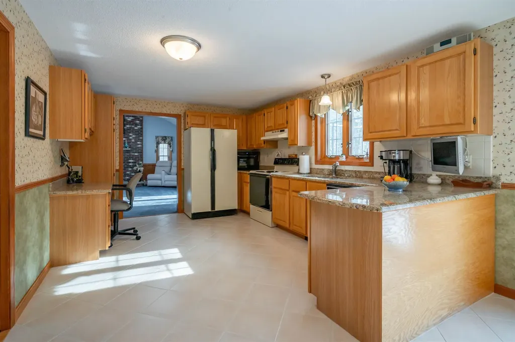 27 White Plains Avenue Londonderry NH 03053