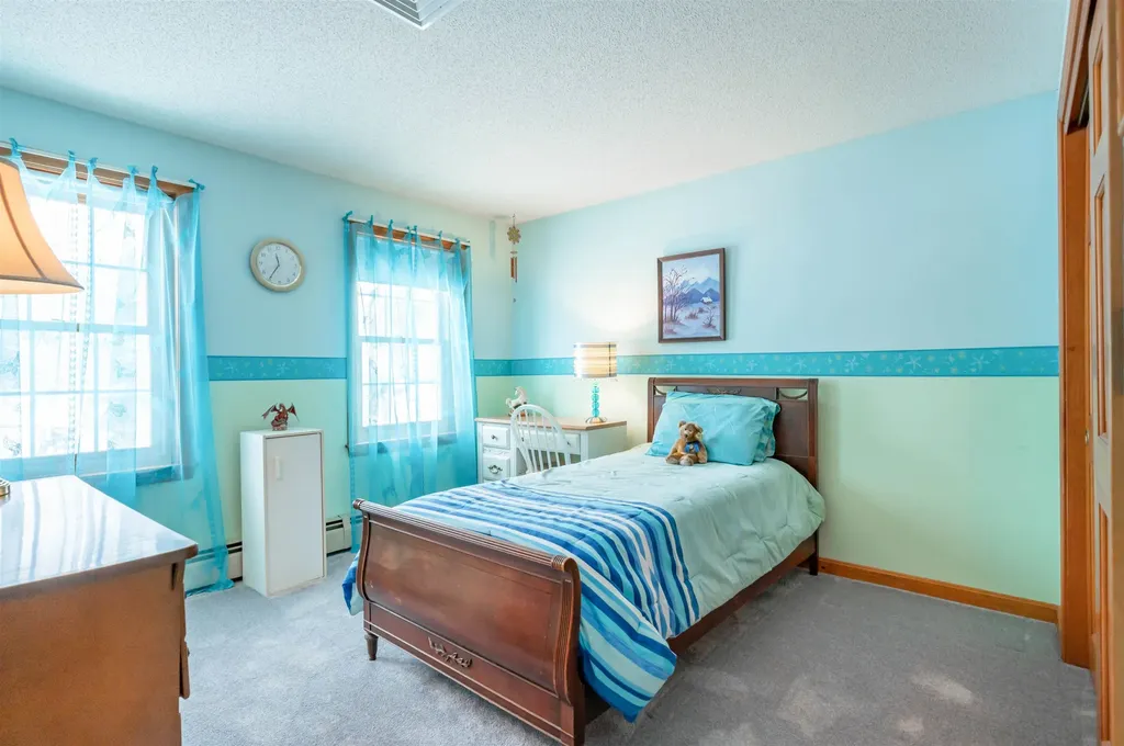 27 White Plains Avenue Londonderry NH 03053