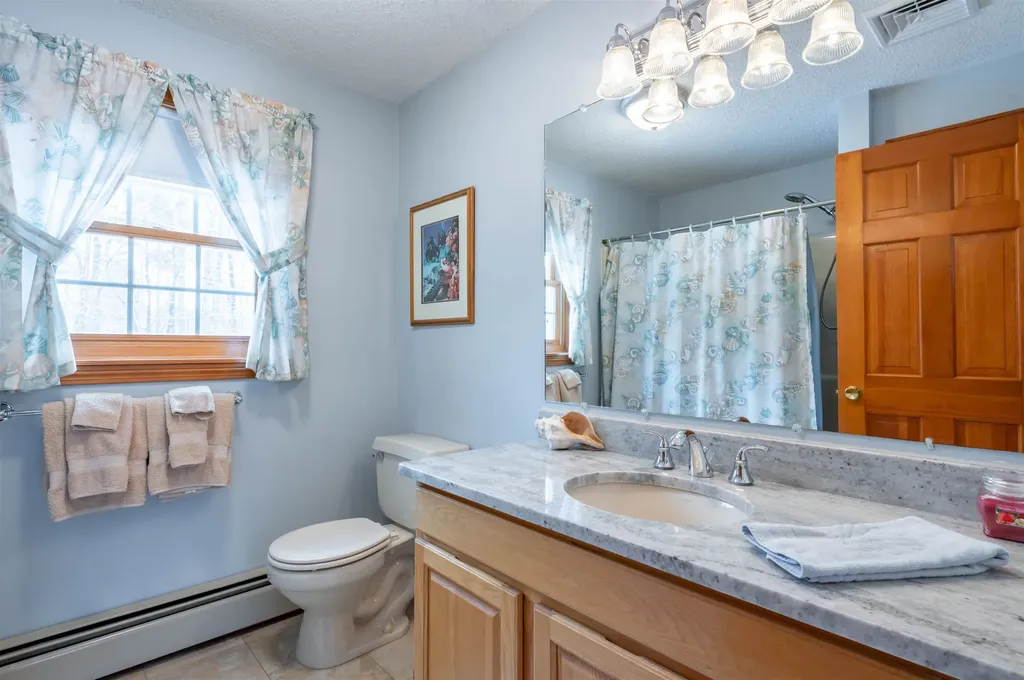 27 White Plains Avenue Londonderry NH 03053