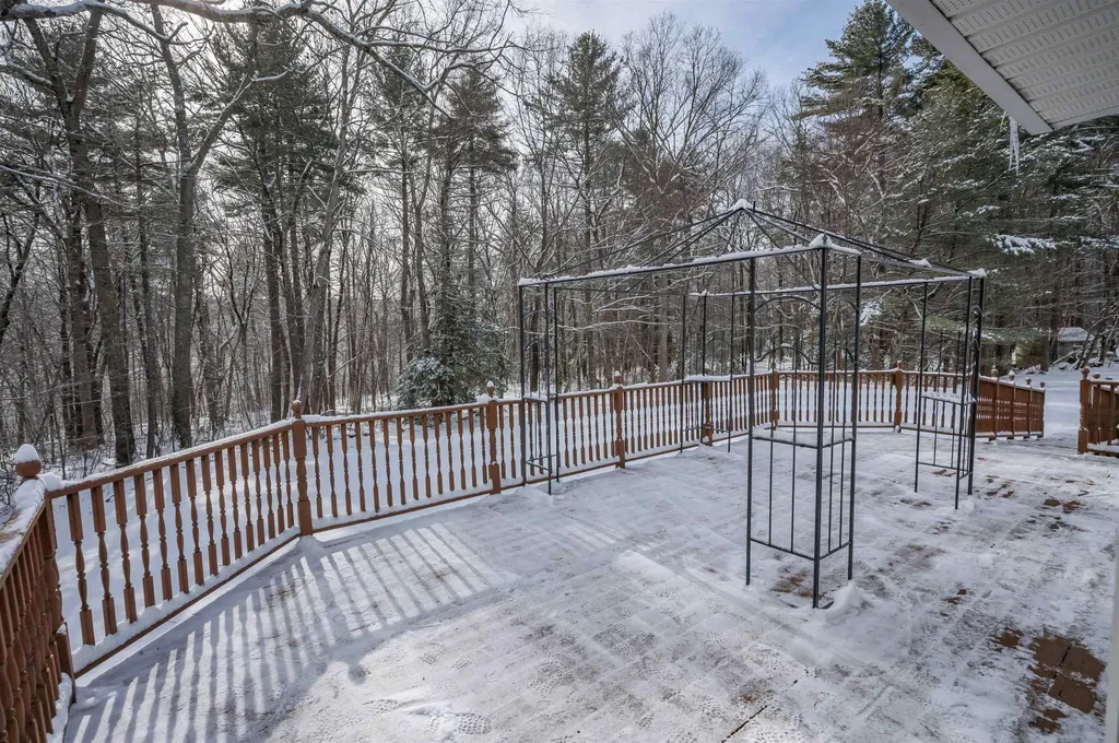 27 White Plains Avenue Londonderry NH 03053