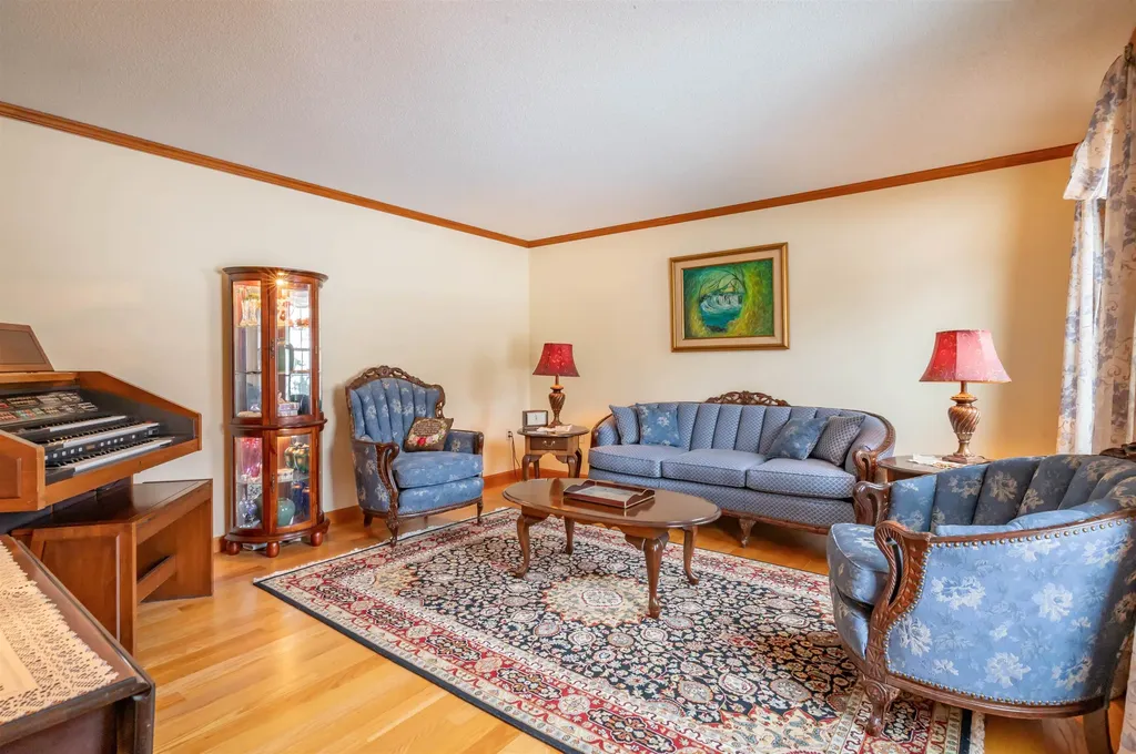 27 White Plains Avenue Londonderry NH 03053