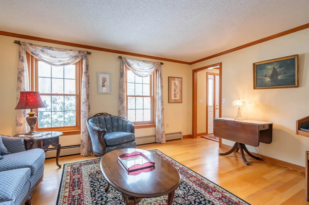 27 White Plains Avenue Londonderry NH 03053