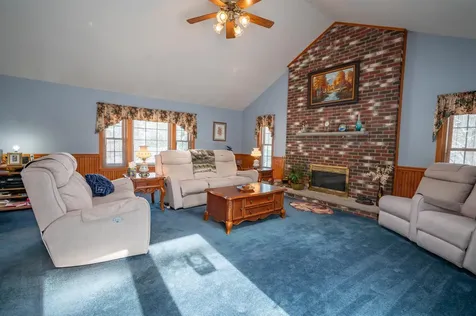 27 White Plains Avenue Londonderry NH 03053