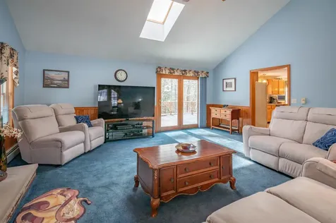 27 White Plains Avenue Londonderry NH 03053