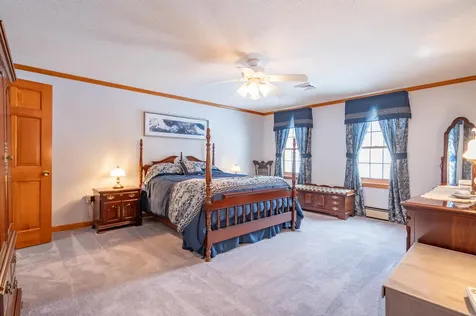 27 White Plains Avenue Londonderry NH 03053