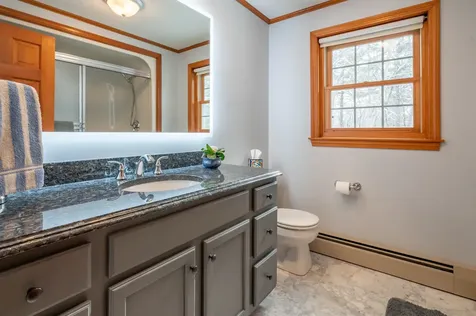 27 White Plains Avenue Londonderry NH 03053