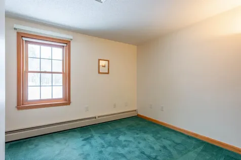 27 White Plains Avenue Londonderry NH 03053