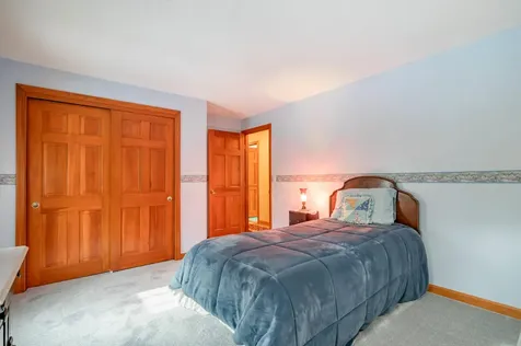 27 White Plains Avenue Londonderry NH 03053