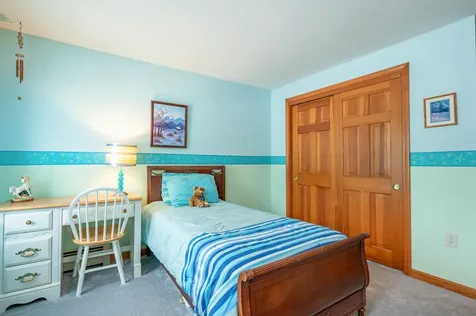 27 White Plains Avenue Londonderry NH 03053