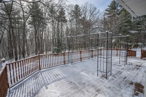 27 White Plains Avenue Londonderry NH 03053