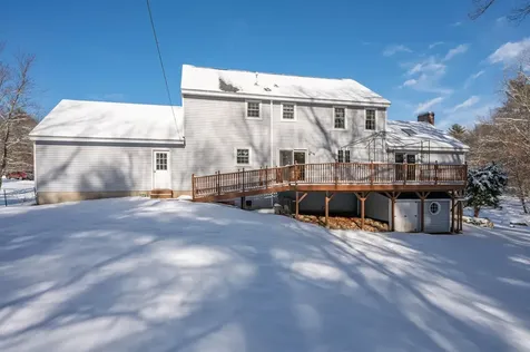 27 White Plains Avenue Londonderry NH 03053