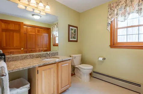 27 White Plains Avenue Londonderry NH 03053