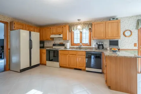 27 White Plains Avenue Londonderry NH 03053