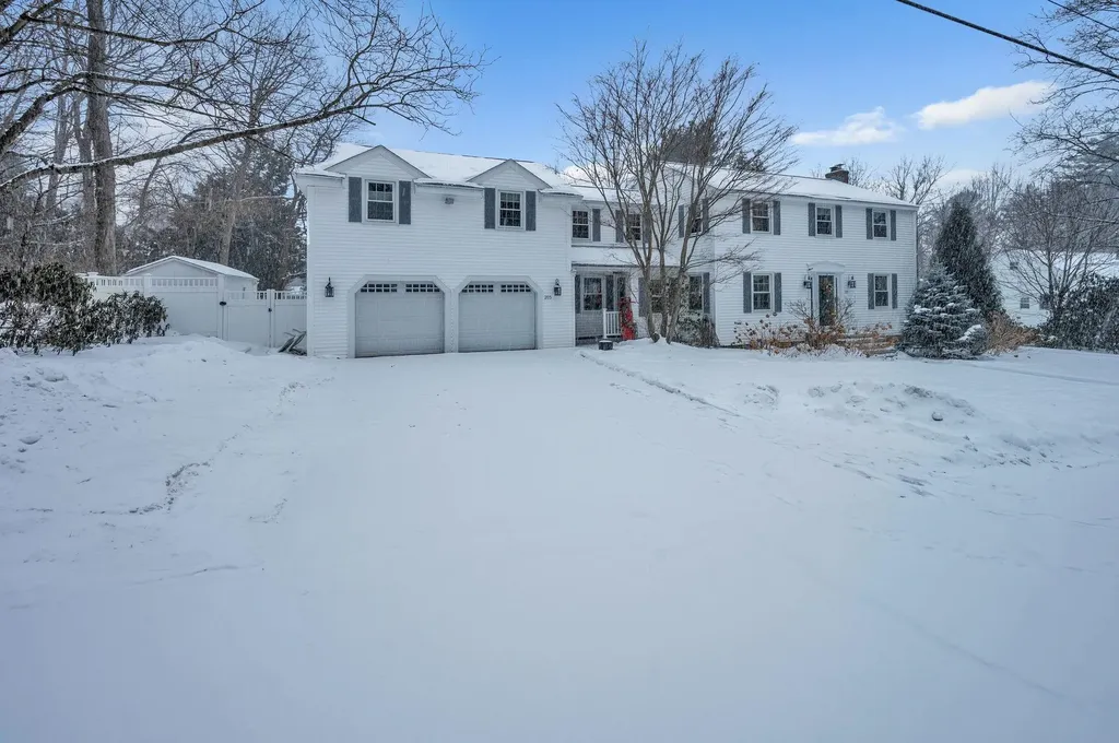 205 North Bend Drive Manchester NH 03104