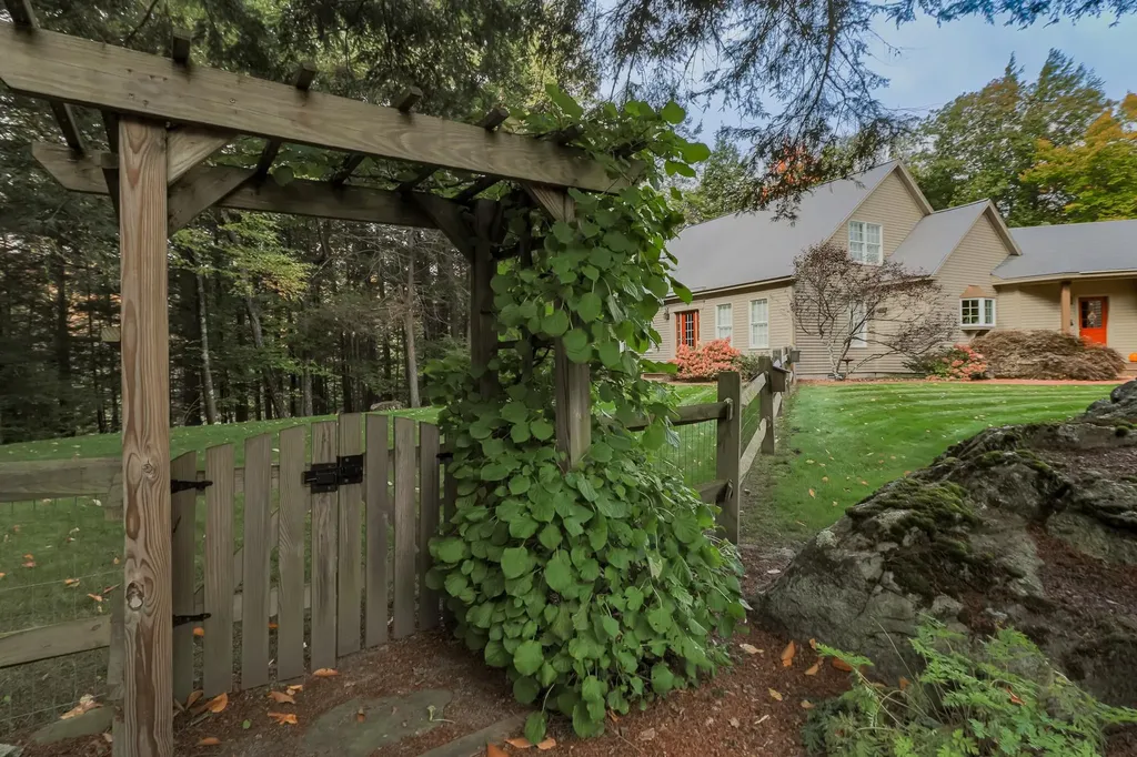 24 Stoneybrook Road Bow NH 03304