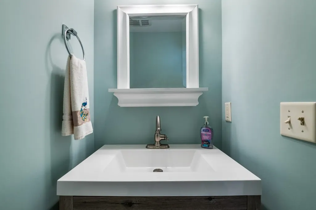 16 Shore Road Grantham NH 03753