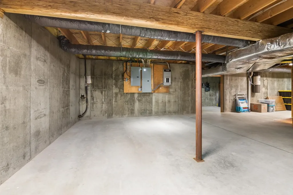 16 Shore Road Grantham NH 03753