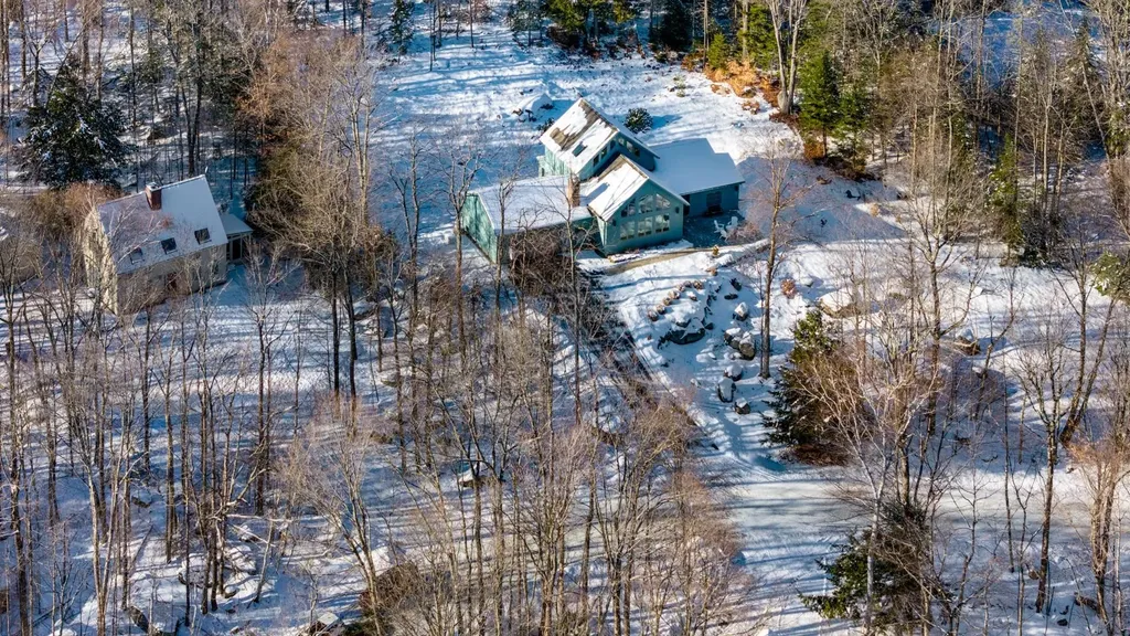 16 Shore Road Grantham NH 03753