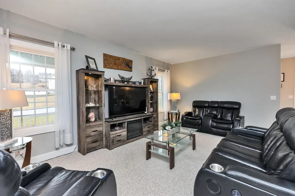 5 Sophie Circle Hooksett NH 03106