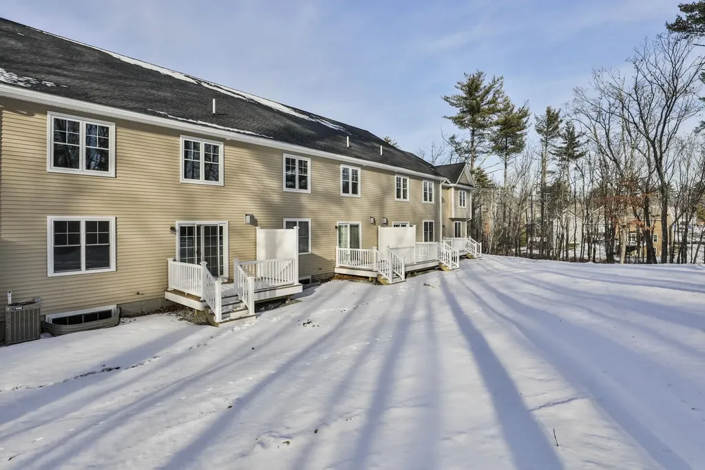 45 Centerwood Way Manchester NH 03102