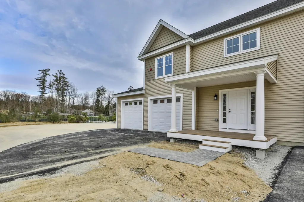 41 Centerwood Way Manchester NH 03102